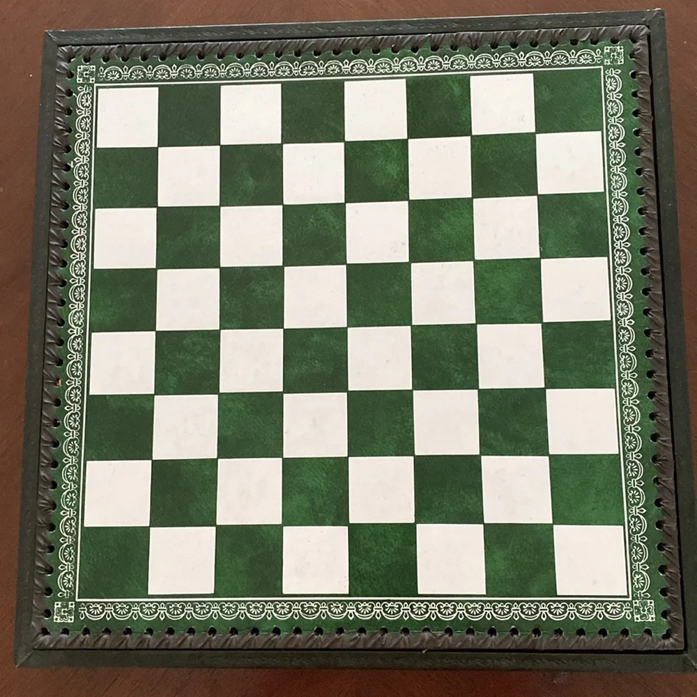 Chess Set-Self Contained. - Picture 14 of 16